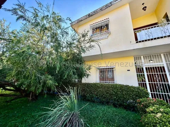 Ms Rentahouse Ofrece Para La Venta Amplia Y Fresca Casa Comercial Con Buena Iluminacion Natural Ubicada En La Zona Comercial Numero Uno De Valencia. Por Su Excelente Ubicación Es Ideal Para C.c.