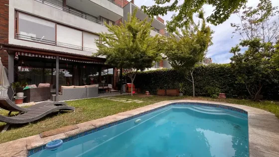 Cómodos Espacios Interiores Y Jardín Con Piscina Privada.