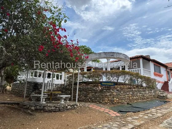 Zulay González Vende, Hermosa Casa Granja En Venta En Agua Viva, Cabudare, Con Piscina, 1.141 Mts2 De Terreno Mls 25-21210