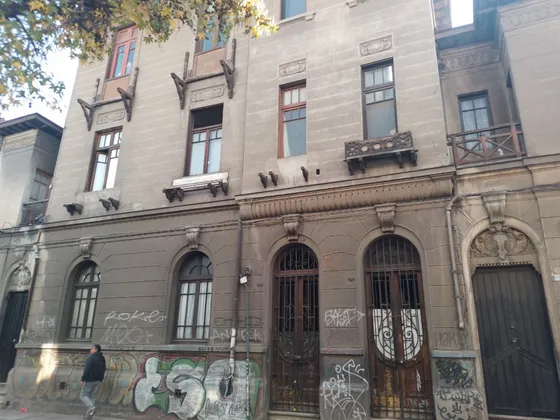Gran Casona De 3 Pisos / Vidaurre / Metro Los Heroes Línea 1