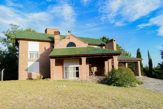 Casa En Venta - 3 Dormitorios 3 Baños - Cochera - 2.700mts2 - Río Cuarto