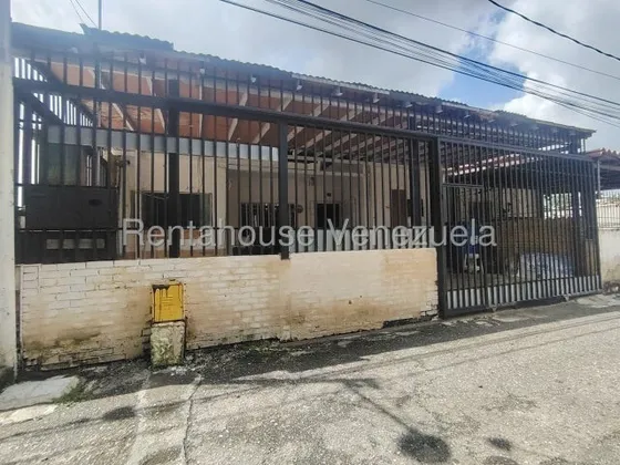 María Martínez Vende Casa Con Excelente Ubicacion En  Bararida En Barquisimeto, Cómodas Habitaciones, Anexo Tipo Estudio, Ideal Para Familias Que Deseen Personalizar Su Hogar.