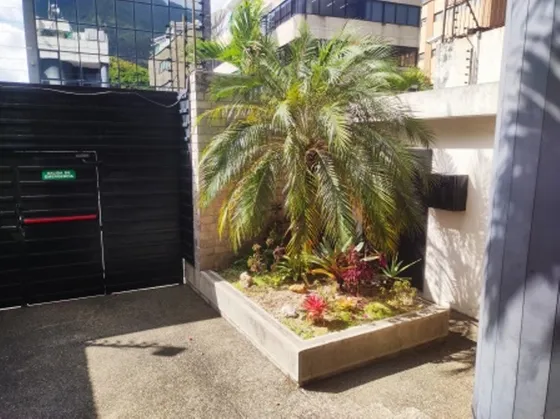 Alquilo Galpón (planta Comercio-industrial)  En La Urbina. 1.100 M2. E. Waldemar