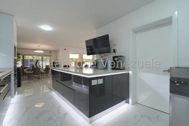 Calle Exclusiva, Bellisima Casa Con Amplias Áreas Sociales. 25-14428