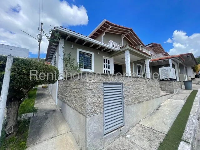 Francisco Rojas Norscia Rentahouse 2 5 - 9 7 4 8 Vende Bella Casa Quinta Duplex En El Ujano A 200mts De Las Trinitarias,cuenta Con 4 Habitaciones Y 4 Banos, Cocina Empotrada Y Estilo Moderno, Llama Ya