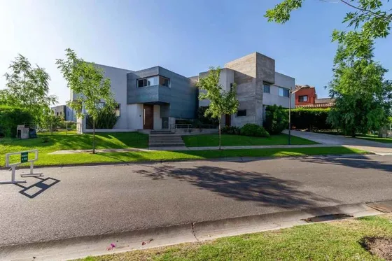 Casa Minimalista En Venta En Barrio Nuevo Quilmes Con Salida Al Canal