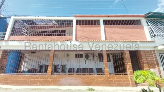 Practica Casa De Esquina De Dos Plantas En La Urb. Laisabelica, Ideal Para Familias En Crecimiento O Familias Que Desean Un Anexo Para Alquilar Con Entrada Independiente. 