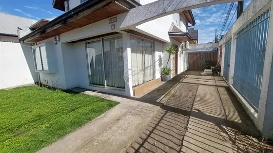 Casa En Venta De 5 Dorm. En Linares