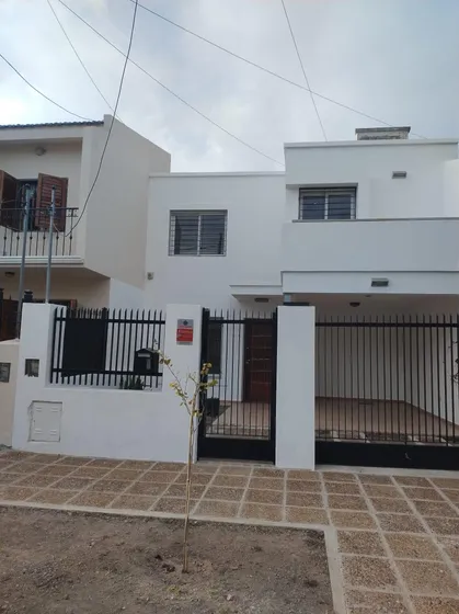 Alquiler Dúplex En Barrio Uritorco, 3 Dorm. Patio Y Cochera.
