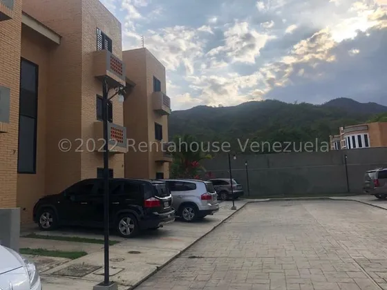 Townhouse Venta Valles De Camoruco  Carabobo Cod. 23-12657  Lf. 