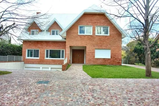 Excelente Casa A La Venta En Barrio San Jorge Village.