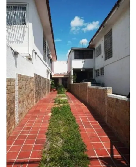 En Venta Casa Con Puesto De Estacionamiento En La California Norte