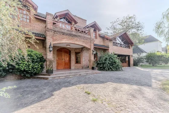 Casa En Venta - 6 Dormitorios 4 Baños - Cochera - 1.978mts2 - Canning