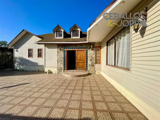 Casa En Venta De 4 Dorm. En Limache