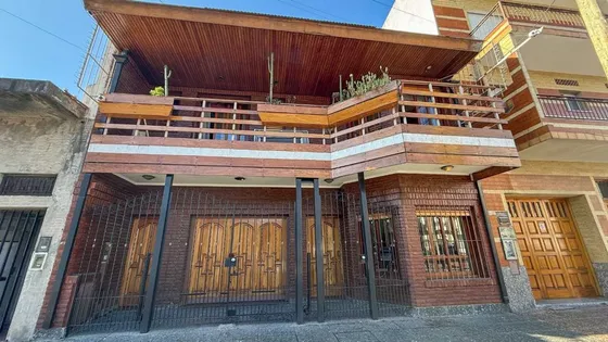 Venta Casa 5 Ambientes C/cochera Lomas Del Mirador