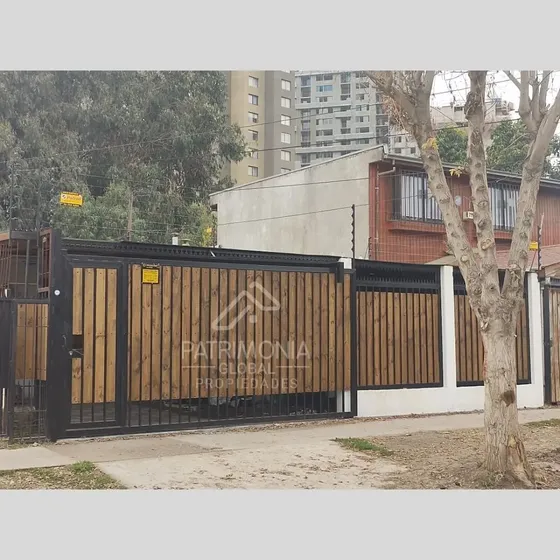 Casa En Venta De 8 Dorm. En Estación Central