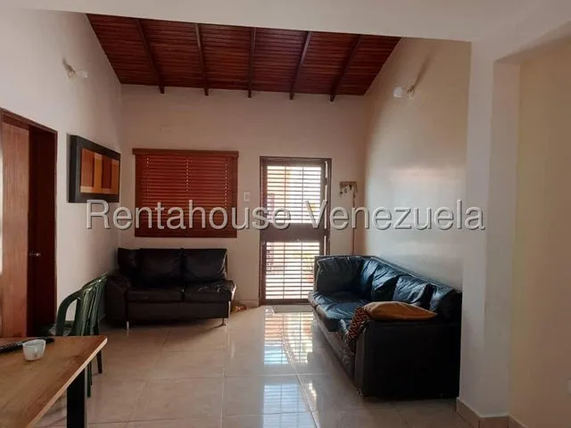 Mayra Lara Rah Vende Casa En Urbanización Los Yabos, Cabudare, 2 Habitaciones, 2 Baños, 1 P/e,  Cocina Moderna