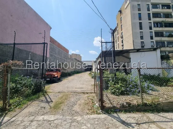 Julian Galindez Vende Terreno Con Galpon En Zona Centro Barquisimeto #25-17551