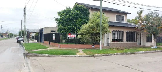 Casa Con Local Y 3 Departamentos