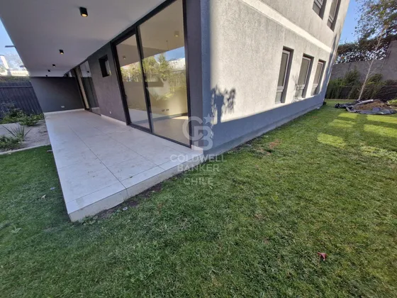 Venta Departamento En Vitacura Con Jardín