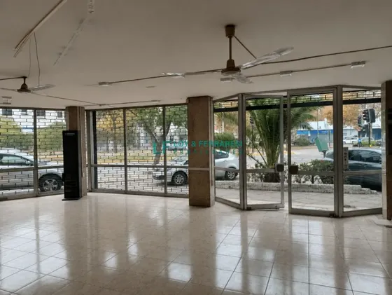Arriendo Local Comercial Barrio Italia Con Estacionamiento
