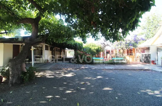 Casa Y Local Comercial En  Barrio El Tenis