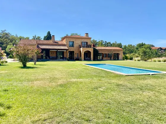 Increible Casa Provenzal Con Vista Y Salida A Cancha De Golf