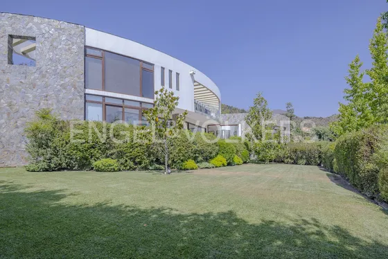 Contemporánea En Exclusivo Condominio En Valle Escondido