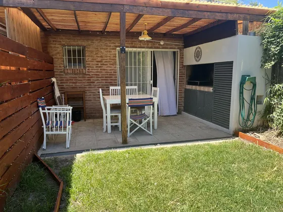 En Venta Monoambiente Amoblado En Planta Baja Con Jardin En Las Mercedes, Pilar