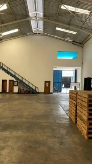 (asesora Andrea P.)galpón En Venta Ubicado En El Cc Aereocentro Internacional De Valencia- Zona Industrial Norte 800 M2 De Construcción