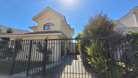 Hermosa Casa De Cinco Dormitorios En San Joaquín
