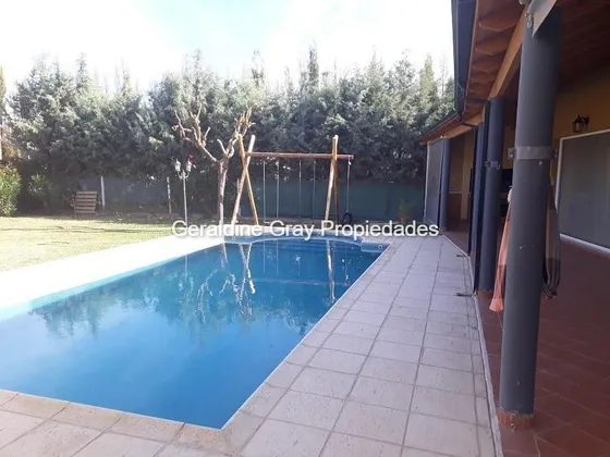 Casa En Venta De 4 Dormitorios Con Pileta En Plottier