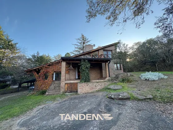 Venta - Casa En Tanti Con Arroyo Y Parque De 3.000 M²