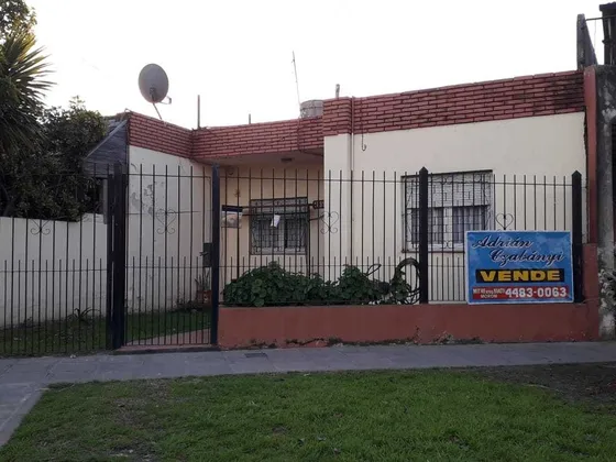 Morón Sur - Casa De 3 Ambientes Con Cochera/jardin-m/buen Estado-permuta Por Menor Valor