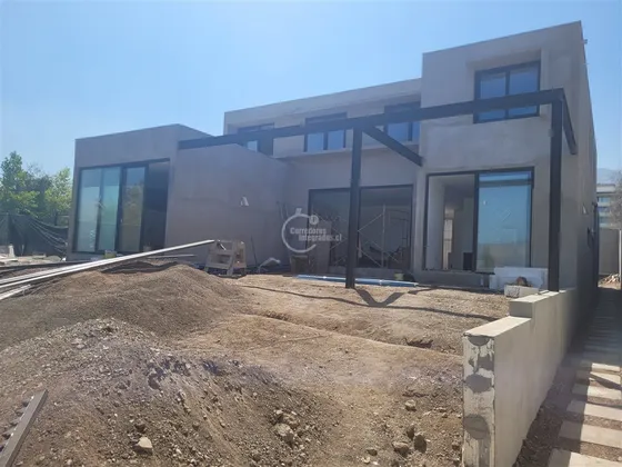 Casa En Arriendo De 6 Dorm. En Lo Barnechea