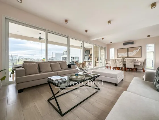 Casa En Venta 5 Ambientes Barrio Golf El Canton