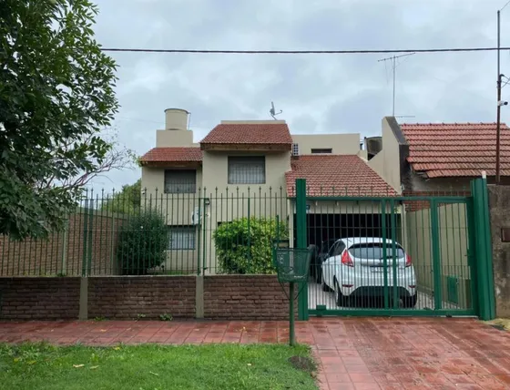Casa En Venta - 4 Dormitorios 3 Baños - Cochera - 500mts2 - Los Hornos, La Plata
