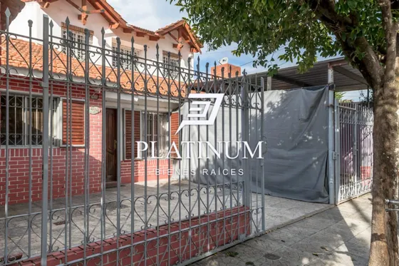 Casa En Venta De 3 Dormitorios C/ Cochera En San Carlos