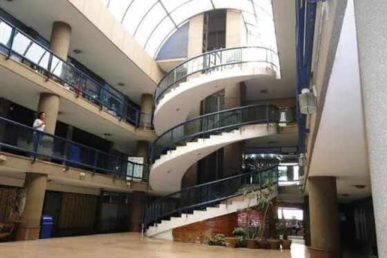 Centro Comercial Viñedo Plaza C.a, Av. Bolivar. Keivis V