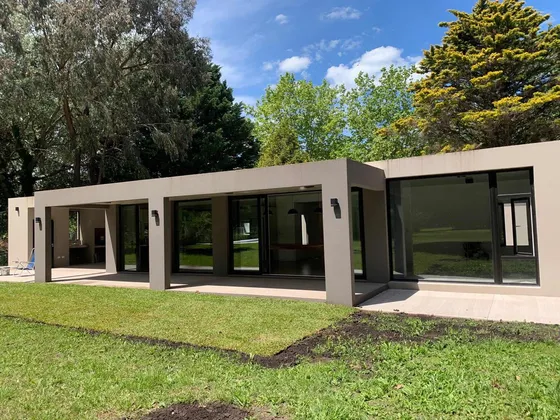 Casa En Venta - 3 Dormitorios 4 Baños - 2.715mts2 - Santa Clara Del Mar