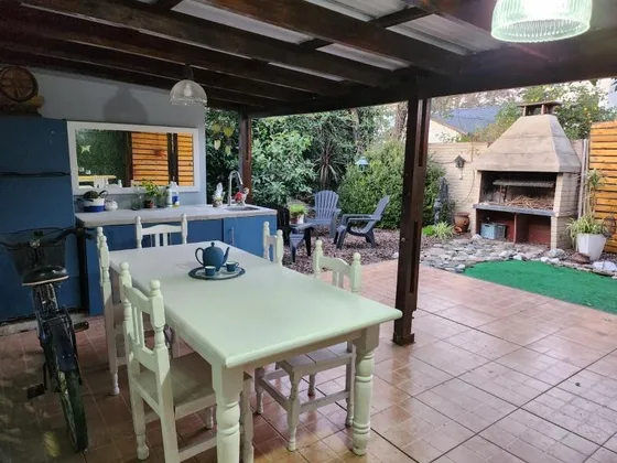 Casa En Venta - 4 Dormitorios 2 Baños - Cochera - 300mts2 - Berazategui