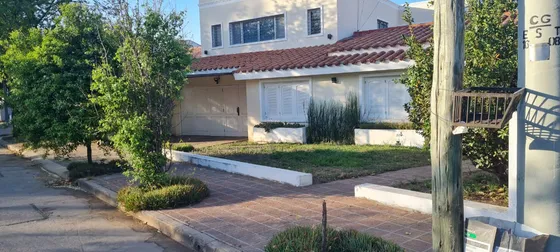 Venta Casa 5 Dormitorios (detrás Paseo De Las Rosas Y Paralela A Rafael Nuñez)