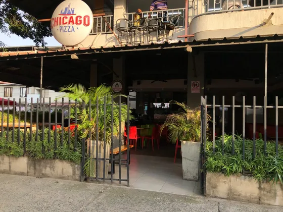 Pizzería Esquinera En Barrio Floralia Por La Vía Principal