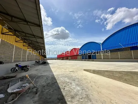 Karen Burgos Ofrece En Venta Espectacular Galpón En Zona Industrial 2 Barqusimeto, Cód. 26-8366, Vigilancia Privada Con Garita, Fácil Acceso A La Avenida Principal.
