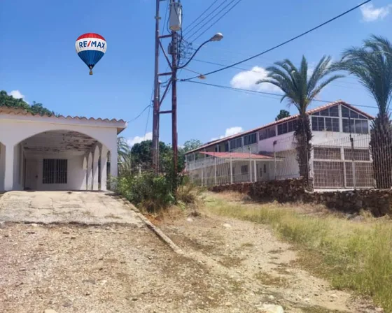 Espaciosa Casa En Venta En La Guardia, Con Un Super Amplio Terreno Y Gran Potencial