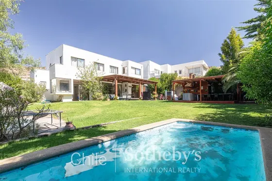 Casa En Venta De 5 Dorm. Chicureo
