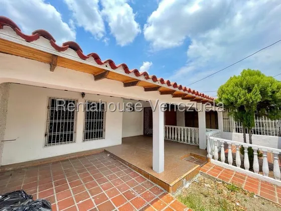 Maribel Morillo Asesor Inmobiliario De Rentahouse Vende Casa En Avda. Principal Y Comercial De Las Mercedes, Posee 250m2 Con 4 Hab. Y 3 Baños Cabudare  Lara