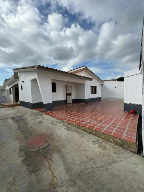 Venta Cómoda Casa En Calle Cerrada Valles De Camoruco Rr 285791