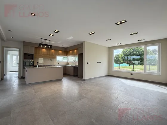Venta De Casa 5 Ambientes En Everlinks, Lujan, Con Pileta Apta Crédito