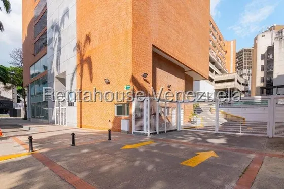 En Exclusiva Ubicación Y Residencia, Con Pozo, Piscina Y Gym. 25-10155